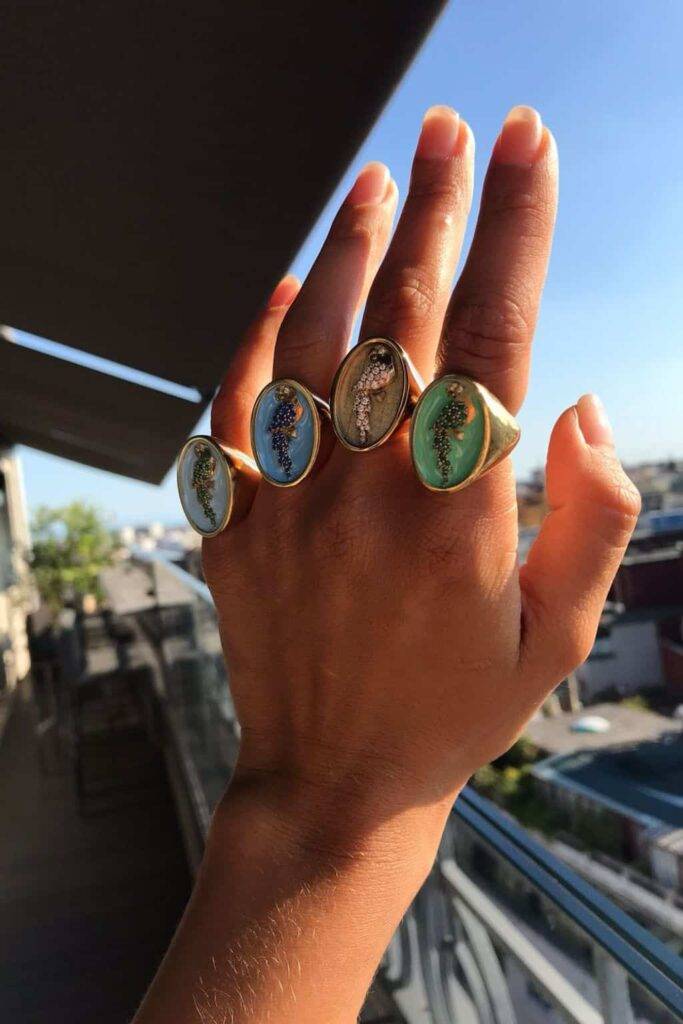 signet ring or chevalier by Thais Bernardes jewellery